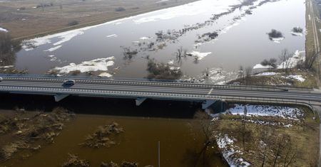 Woda w rzekach szybko się podnosi. IMGW wydał ostrzeżenia