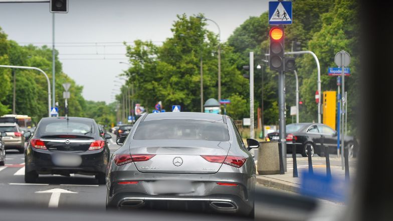 Maciej Musiał mknie szarym mercedesem 