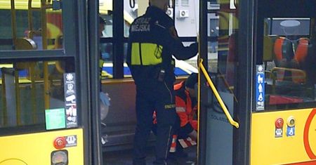 Przyjechali zabrać "pijanego" pasażera. Uratowali mu życie