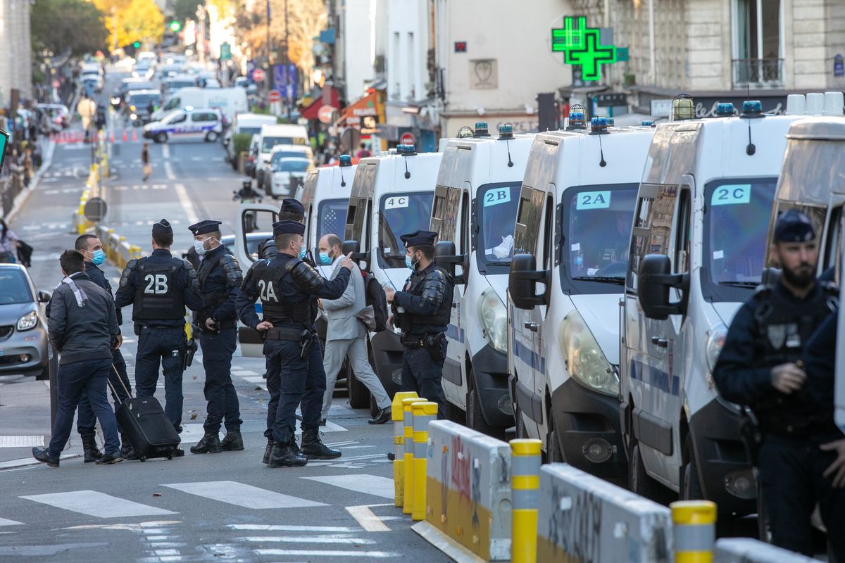 Policja rozmieszczona wokół Uniwersytetu Sorbona podczas narodowego hołdu dla zabitego nauczyciela Samuela Paty'ego, 21 października 2020 r., Paryż 