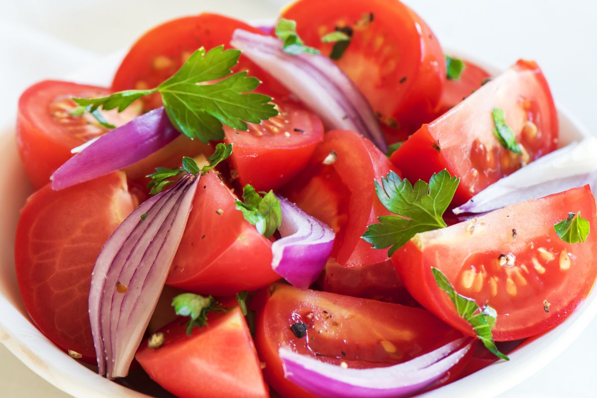 Ekspresowa sałatka z pomidorów do obiadu. Genialny składnik nadaje charakteru