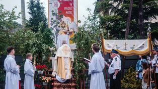 Boże Ciało w Olkuszu. Mimo deszczu wierni parafii św. Maksymiliana Marii Kolbego licznie wzięli udział w uroczystej procesji