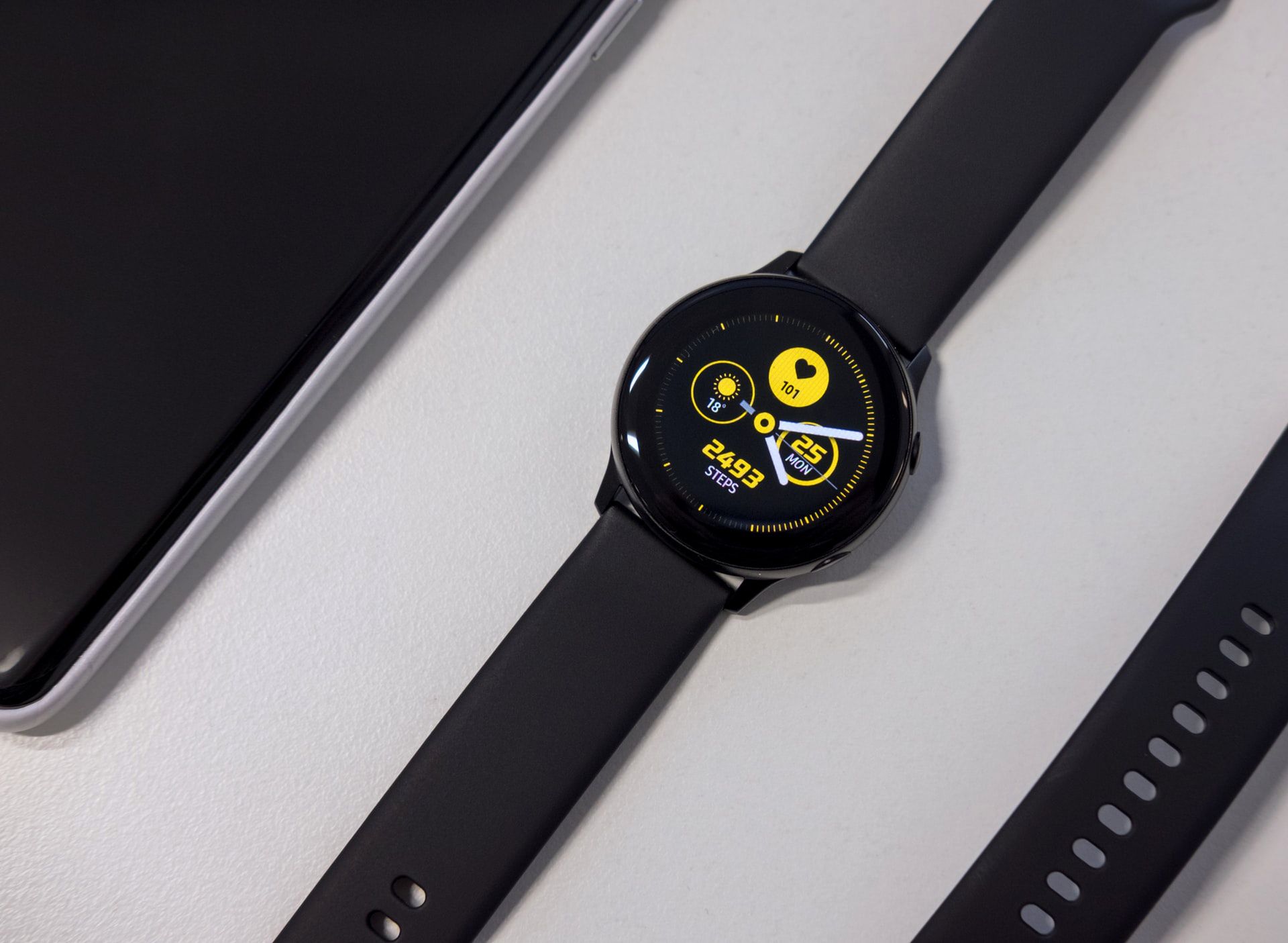 Opaska sportowa a smartwatch: różnice. Podpowiadamy, co dla kogo 3