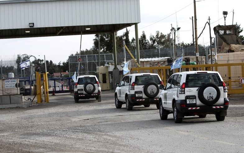 Samochody ONZ na przejsciu granicznym Izrael Syria.