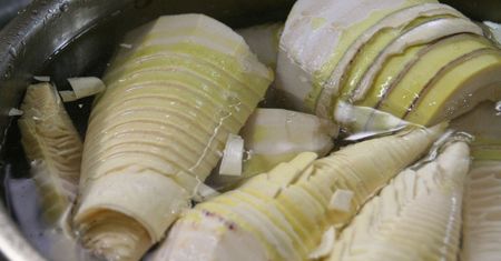 Gotowane pędy bambusa bez dodatku soli, odsączone