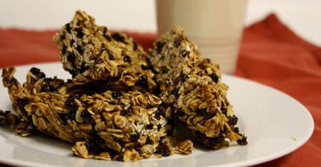 Batoniki muesli z masłem orzechowym i kawałkami czekolady, bez polewy (miękkie)