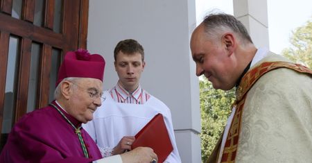 Kościół parafialny w Jasienicy otwarty, ma nowego proboszcza