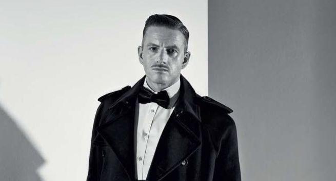 Pisarz Szczepan Twardoch reklamuje odzież Bytom