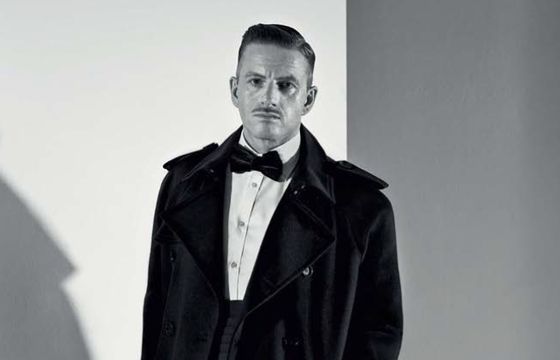 Pisarz Szczepan Twardoch reklamuje odzież Bytom