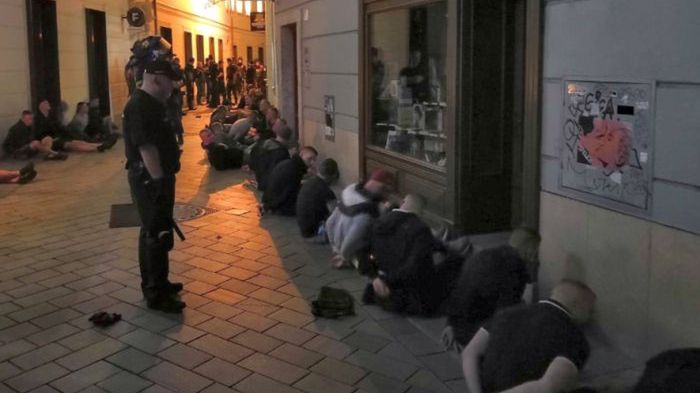 Zdjęcie okładkowe artykułu: Facebook / Polícia SR - Bratislavský kraj / Na zdjęciu: pseudokibice zatrzymani po awanturze w Bratysławie