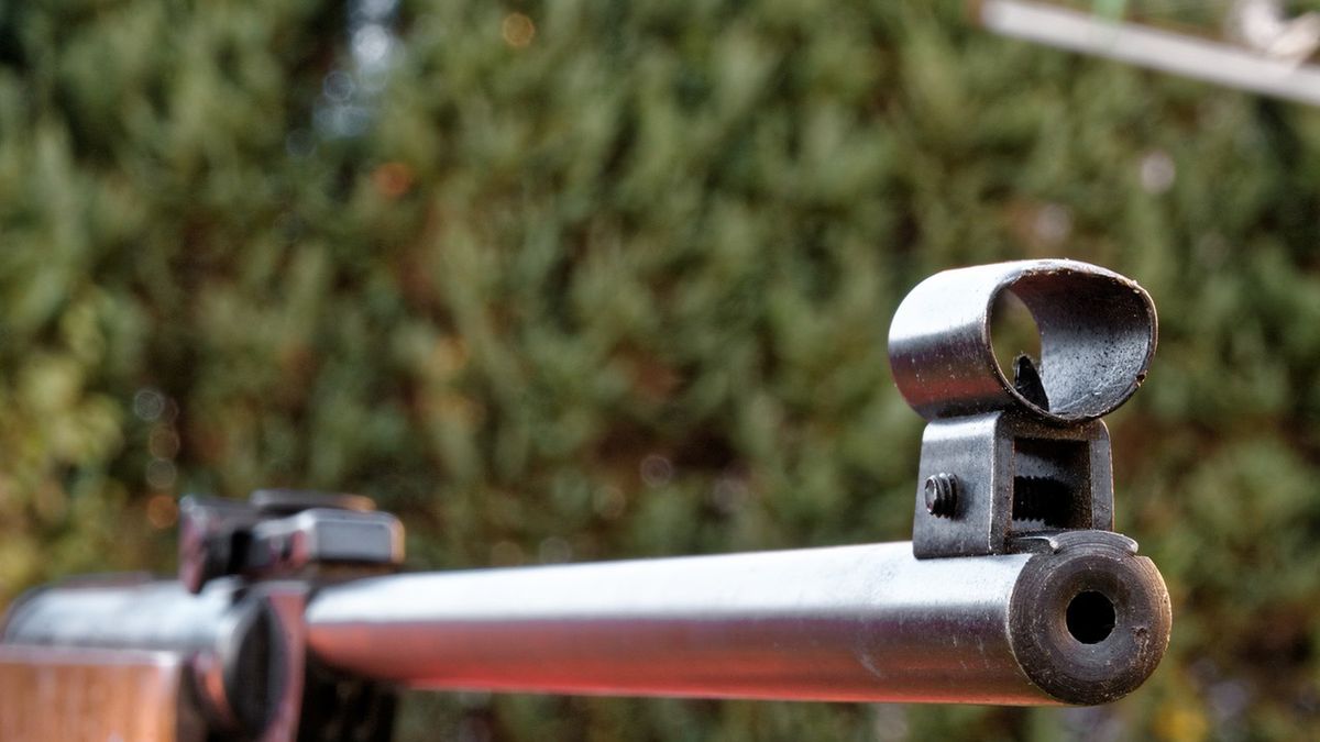 Mężczyzna postrzelił sąsiada z wiatrówki.