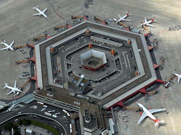 Sześciokątny kształt terminala lotniska Tegel widoczny z lotu ptaka