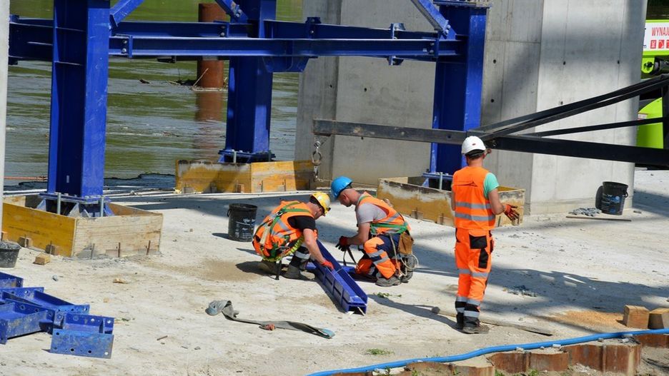 Spadek produkcji budowlano-montażowej w skali roku odnotowano w przypadku przedsiębiorstw zajmujących się budową budynków oraz wznoszeniem obiektów inżynierii lądowej i wodnej - odpowiednio o 9,0 oraz o 1,4 proc. 