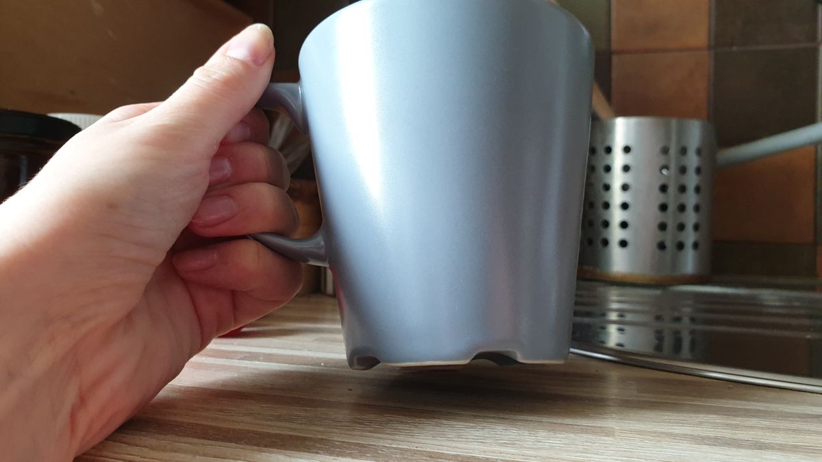 Do czego służą wypustki na spodzie kubka?