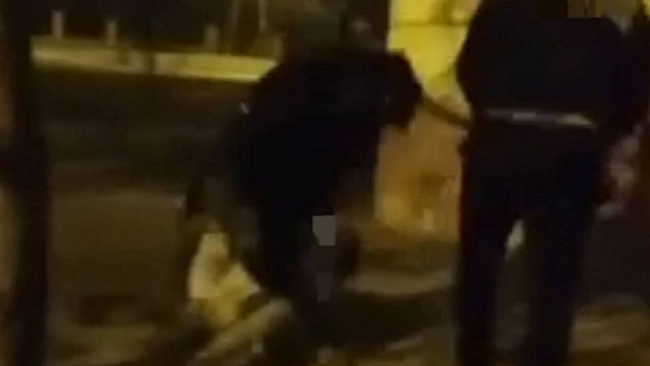 Brutalne pobicie nastolatka zarejestrowane na filmie. Policjanci dotarli do pokrzywdzonego 18-latka 