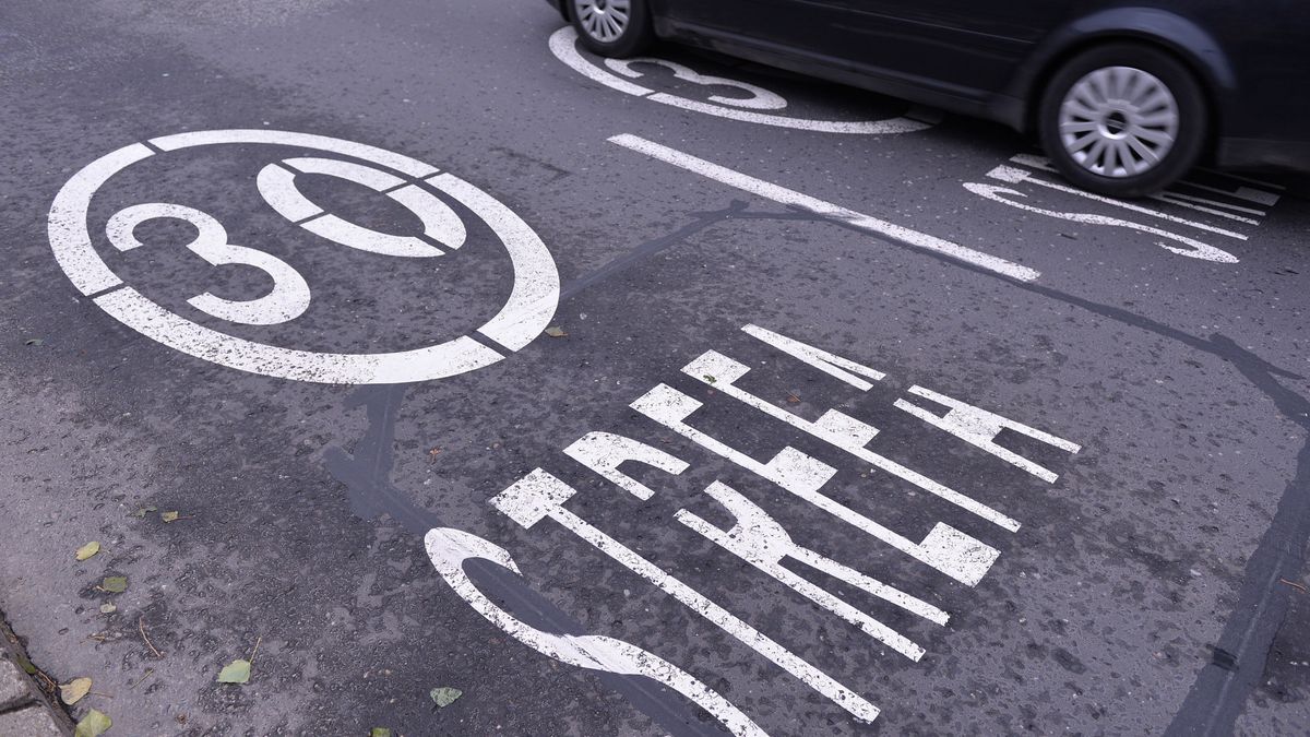 Mniej zanieczyszczeń, większe bezpieczeństwo dla pieszych, ale i utrata prawa jazdy po przekroczeniu 80 km/h - tak najkrócej scharakteryzować można skutki ewentualnego wprowadzenia ograniczenia do 30 km/h na dużych obszarach miast.