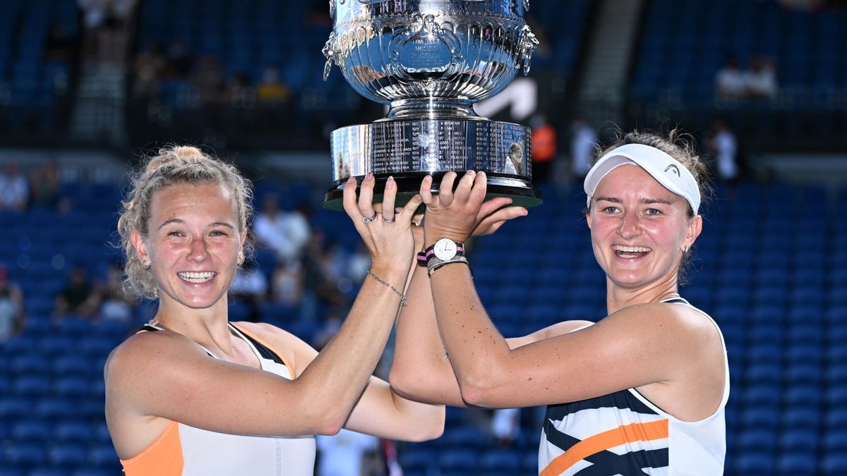 Zdjęcie okładkowe artykułu: PAP/EPA / DAVE HUNT / Na zdjęciu: Katerina Siniakova i Barbora Krejcikova, mistrzynie Australian Open 2022 w deblu