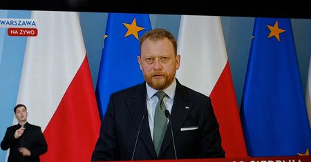 Koniec e-lekcji. Powrót do szkół i terminy matur. A dane? Tragiczne