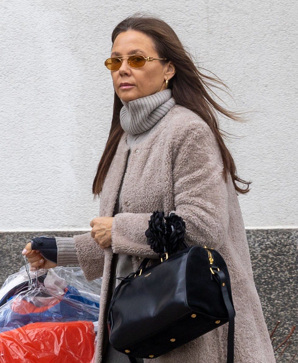 Elegancka Kinga Rusin maszeruje do pralni