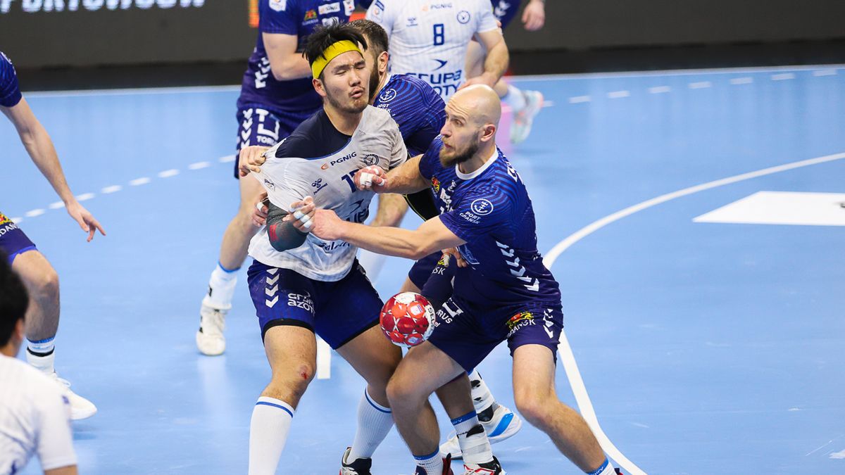 WP SportoweFakty / Sebastian Maciejko /  Na zdjęciu: Mateusz Jachlewski (z prawej) podczas walki o piłkę