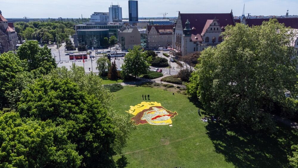 Pozna�skie Dywany Kwiatowe
Pozna�, 06.05.2025. Wizerunek Boles�awa Chrobrego u�o�ony z kwiat�w, 6 bm. w Parku Adama Mickiewicza w Poznaniu. Pozna�skie Dywany Kwiatowe przygotuje Stowarzyszenie Naukowo-Techniczne In�ynier�w i Technik�w Ogrodnictwa w Poznaniu. To 11. edycja wydarzenia. W tym roku organizatorzy postanowili nawi�za� do obchod�w tysi�clecia koronacji Boles�awa Chrobrego. (mr) PAP/Jakub Kaczmarczyk
Jakub Kaczmarczyk
Boles�aw Chrobry, boles�awa chrobrego, dywan, kwiatowy, kwiaty, Park Adama Mickiewicza, portret, Pozna�skie Dywany Kwiatowe