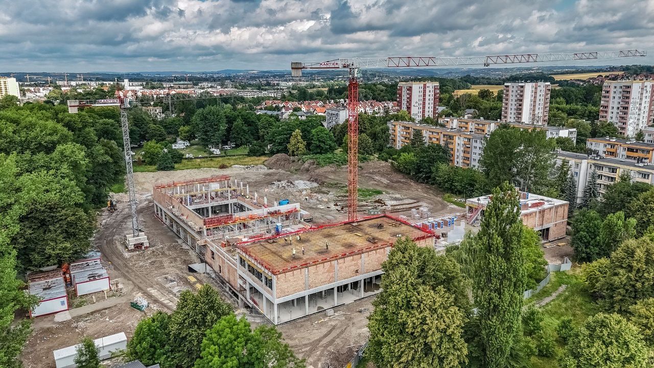 Kraków: Nowy basen Clepardii w budowie. Konstrukcja mocno wyszła z ziemi