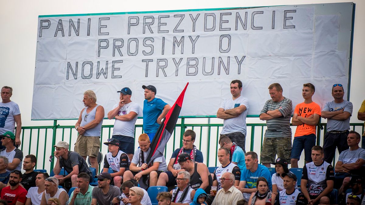Zdjęcie okładkowe artykułu: WP SportoweFakty / Karol Słomka / Na zdjęciu: transparent na meczu Wilki - PSŻ