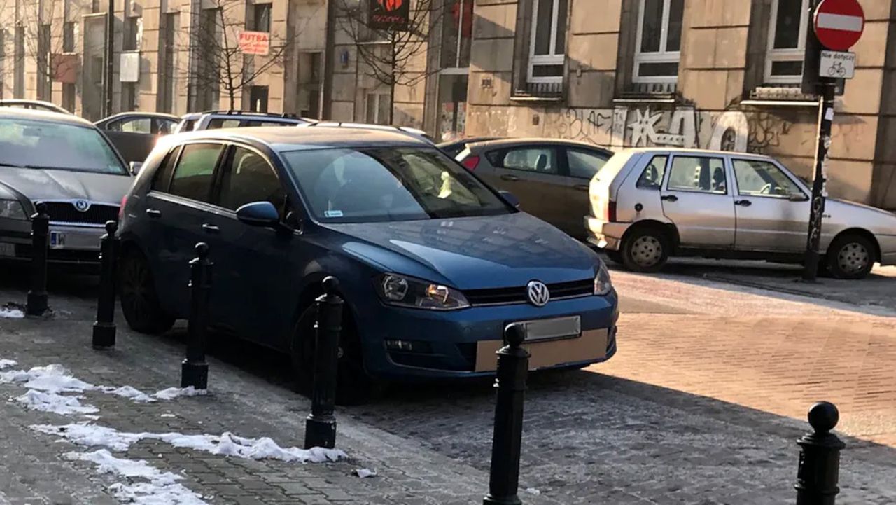 Wkładają karton w zderzak. Szczególnie teraz czują różnicę