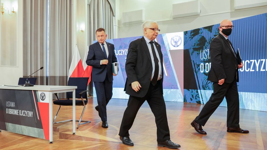 Wicepremier Jarosław Kaczyński i szef MON Mariusz Błaszczak wystąpili we wtorek na konferencji prasowej, prezentując nową ustawę.