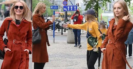 Agnieszka Woźniak-Starak przybija piątki z fanami na ulicy