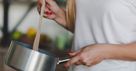 Jak uratować przypalone danie? Kulinarne triki