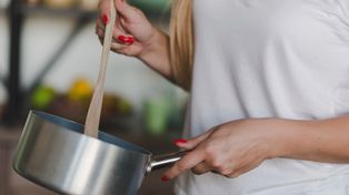 Jak uratować przypalone danie? Kulinarne triki