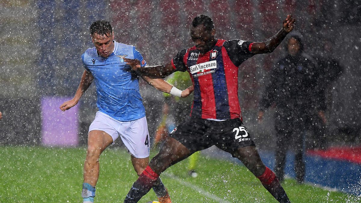 PAP/EPA / CARMELO IMBESI / Na zdjęciu: mecz FC Crotone - Lazio