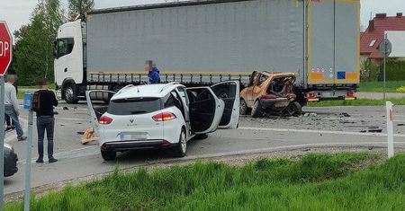 Poważny wypadek w Niedrzwicy Dużej. Zderzenie dwóch aut osobowych i ciężarówki