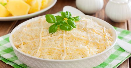 Moja sąsiadka na każdej imprezie serwuje sałatkę "biała dama". Wszyscy się zajadają i pytają o przepis