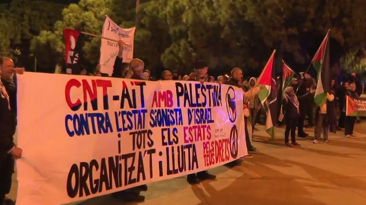 Twitter / Esport3 / Na zdjęciu: protestujący przed meczem Basketball Champions League