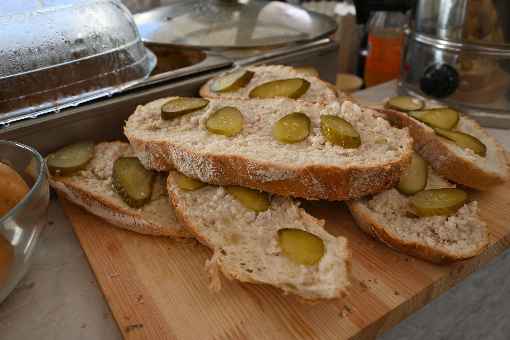 Pajda chleba z gęsim smalecm i ogórkami kiszonymi