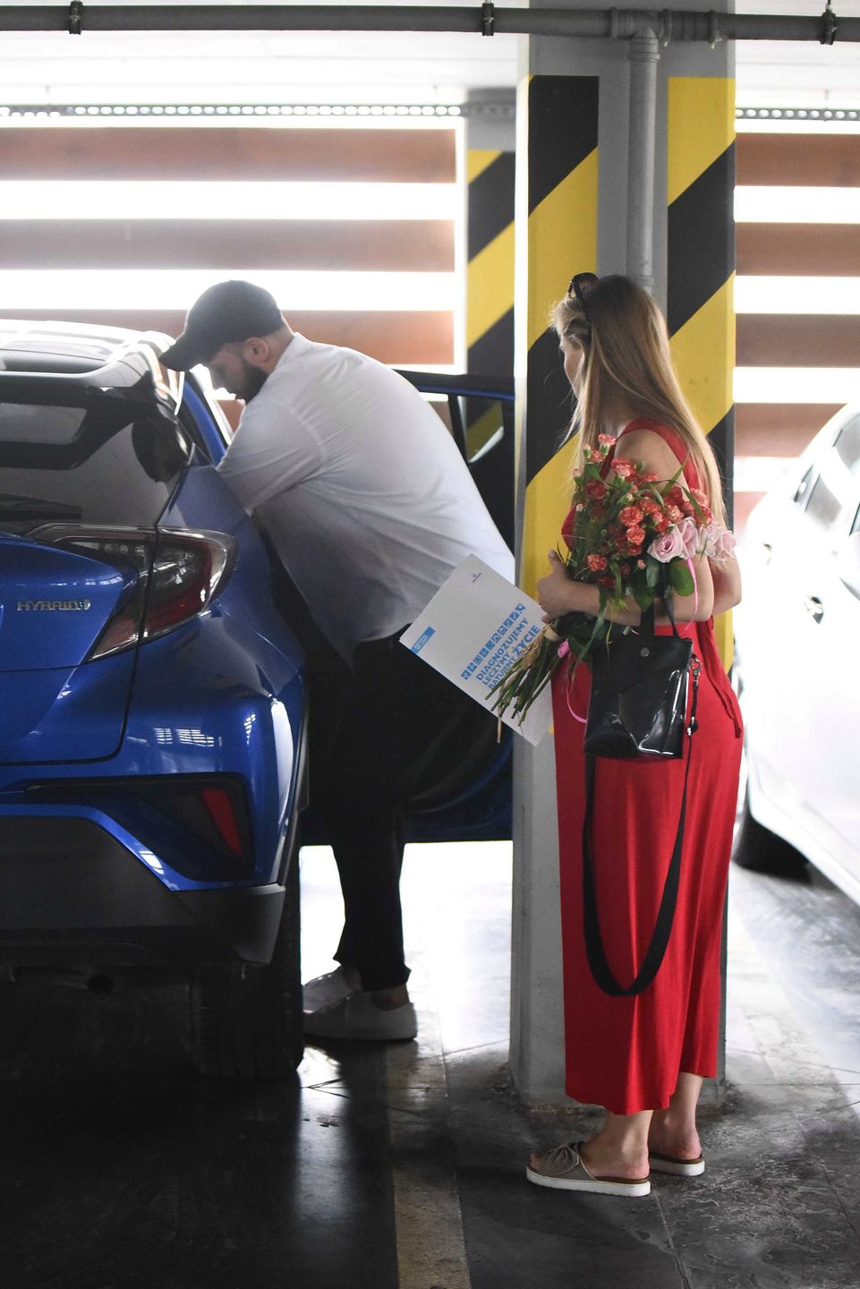 Agnieszka Kaczorowska i Maciej Pela z dzieckiem wychodzą ze szpitala