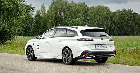 Pierwsza jazda: Peugeot 308 SW Hybrid 225 - kombi przyszłości według Peugeota