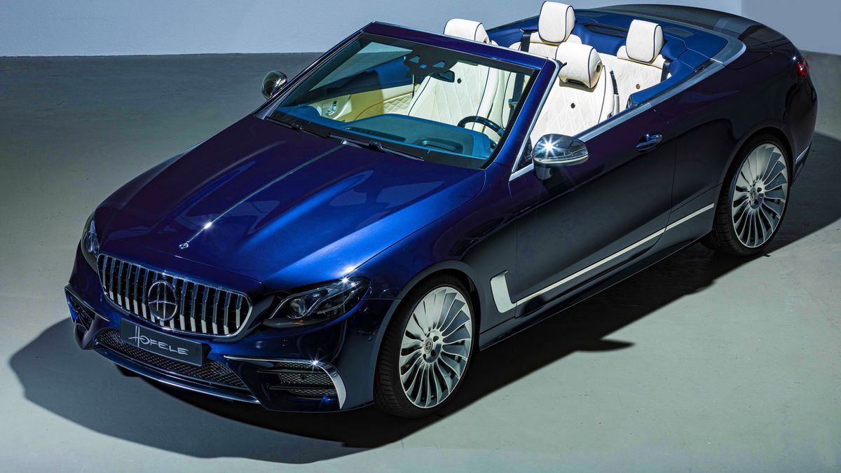 Ciemny granat tworzy świetną kompozycję z kremową kabiną.