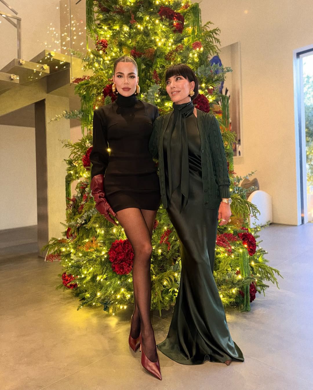 Khloe Kardashian i Kris Jenner pozują przy choince