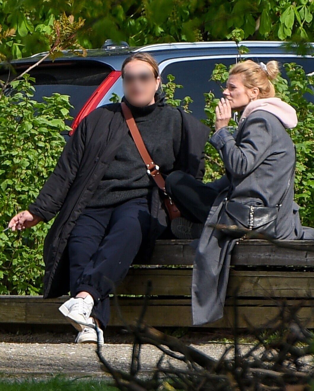 Naturalna Anna Głogowska na spacerze z papierosem