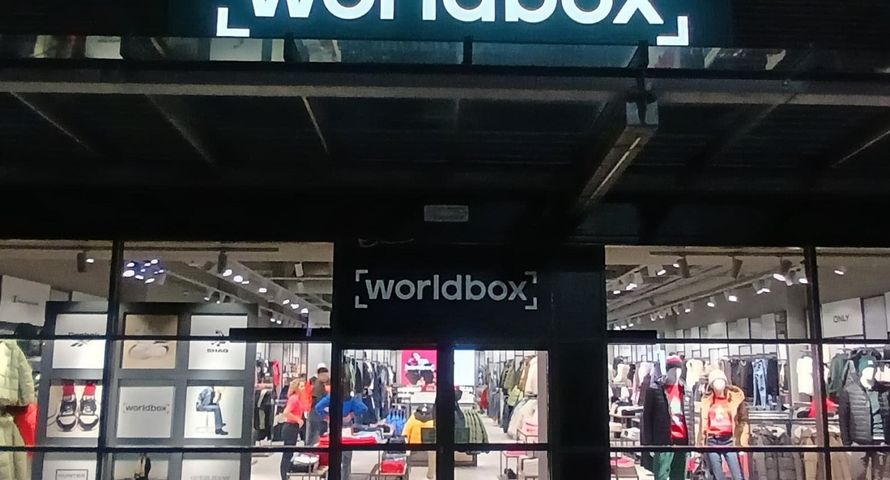 Właściciel CCC i eobuwia zaczął handlować odzieżą. Zysk w dół, mniej e-commerce