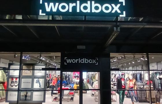 Właściciel CCC i eobuwia zaczął handlować odzieżą. Zysk w dół, mniej e-commerce