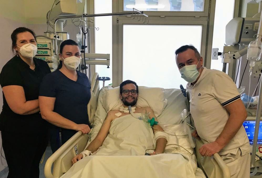 Mężczyzna spędził 42 dni pod ECMO i cudem uniknął przeszczepu płuc.