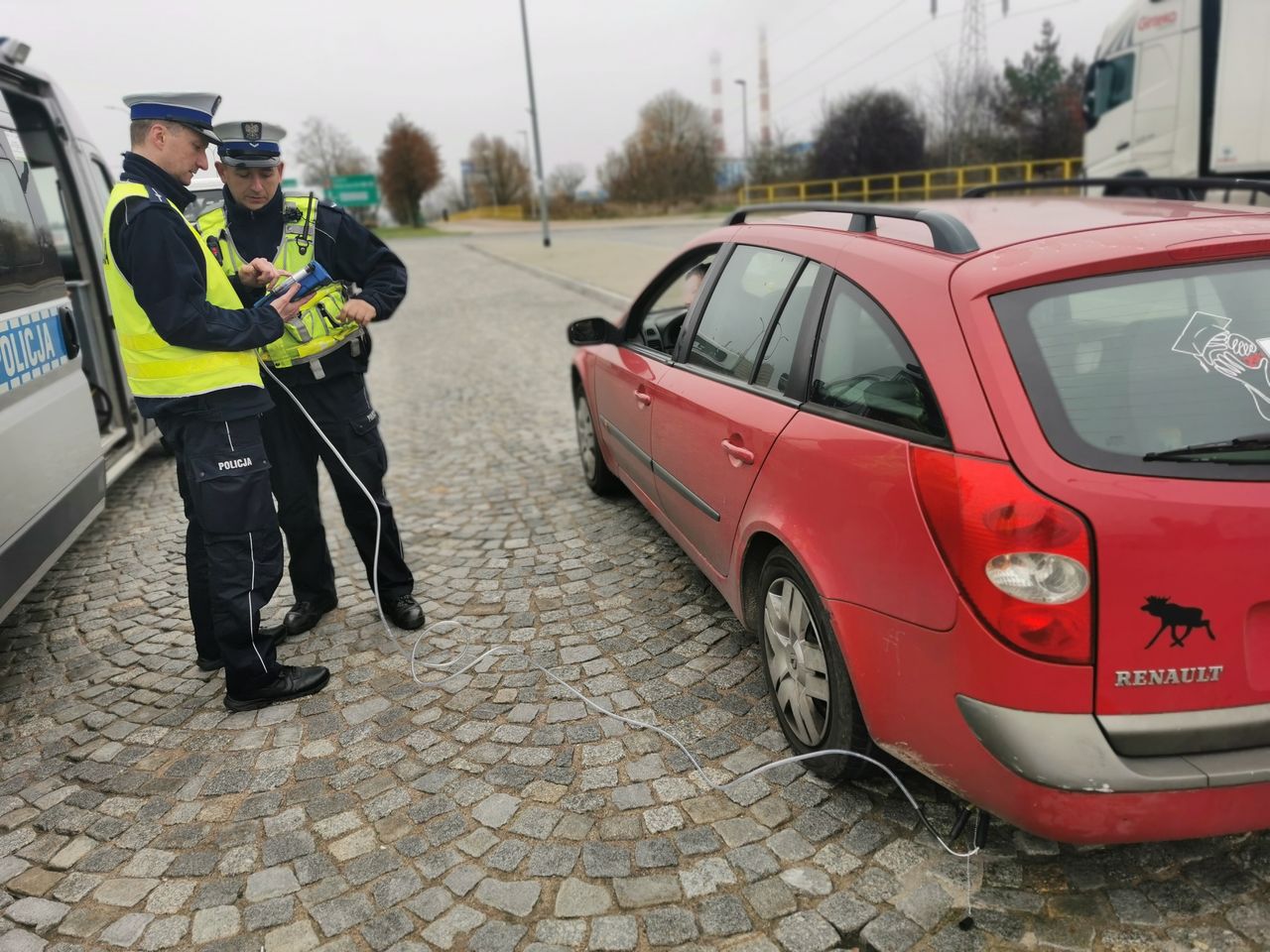 Prowadzone przez mundurowych akcje "Smog" nie rozwiązują problemu zanieczyszczonego powietrza miast