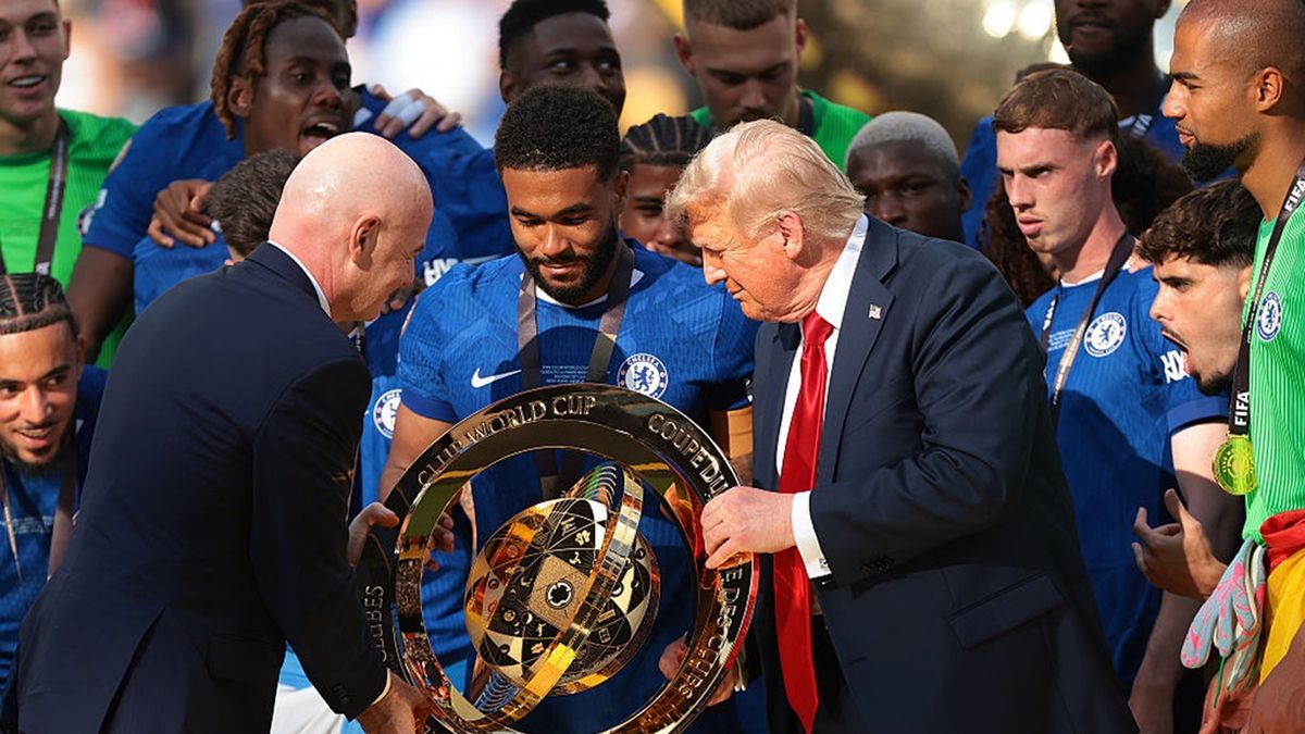 Getty Images / Jonathan Moscrop / Na zdjęciu: Donald Trump wręczył trofeum piłkarzom Chelsea FC