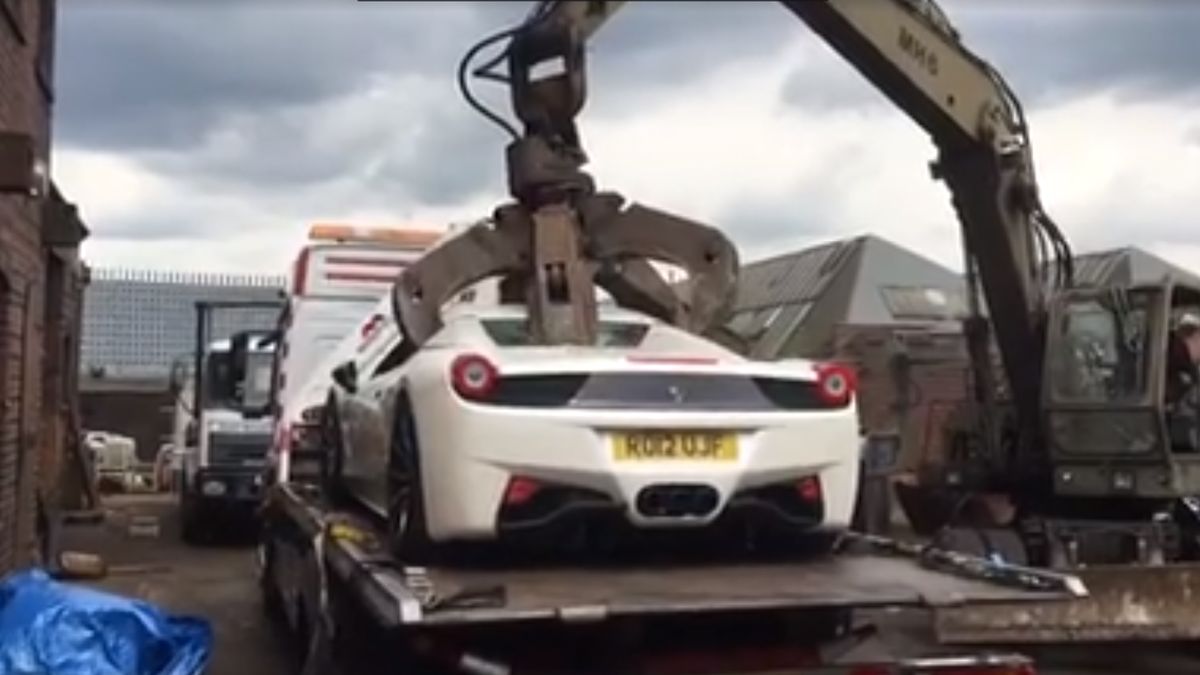 Białe Ferrari 458 Spider zostało zarekwirowane w 2017 roku.