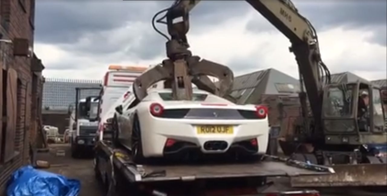 Wideo, którego nikt nie chciał zobaczyć. Sprawne Ferrari 458 zmiażdżone na złomowisku