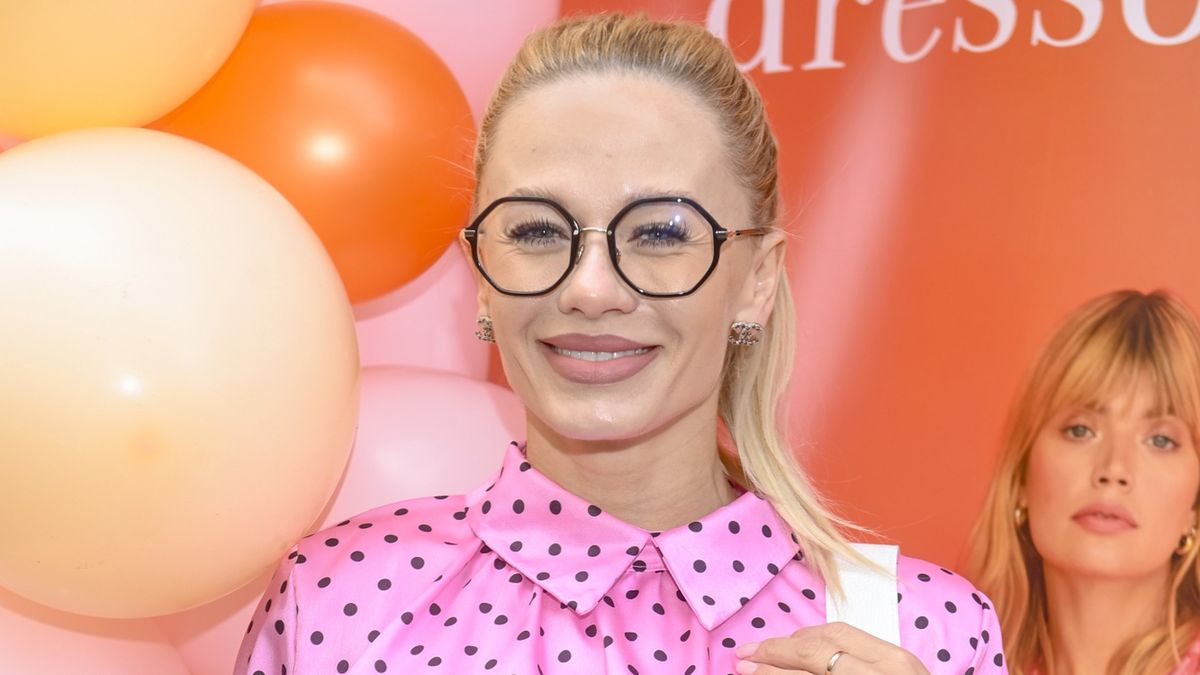 scena z: Katarzyna Dziurska, SK:, , fot. Kurnikowski/AKPAbluzka damska, bluzka krótka, bluzka różowa, bluzka w grochy, bluzka w kropki, brzuch, okulary duże, okulary w czarnych oprawkach, Premiera nowej kolekcji Dressoholic, kolczyki Chanel, Katarzyna Dziurska